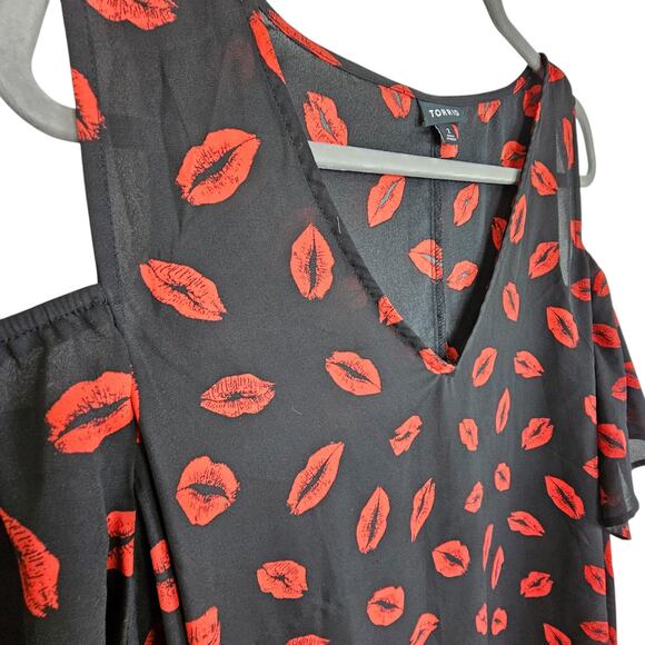 Torrid Top V Neck Blouse Womens 2X Black Red Lip Print Cold Shoulder Blouse - Picture 6 of 10